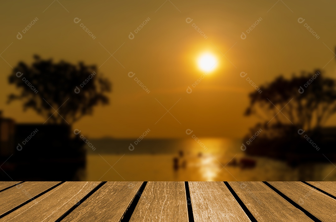 Desfoque de mesa superior de madeira Belas silhuetas de praia tropical. Pode ser usado para exibir ou montar seus produtos.