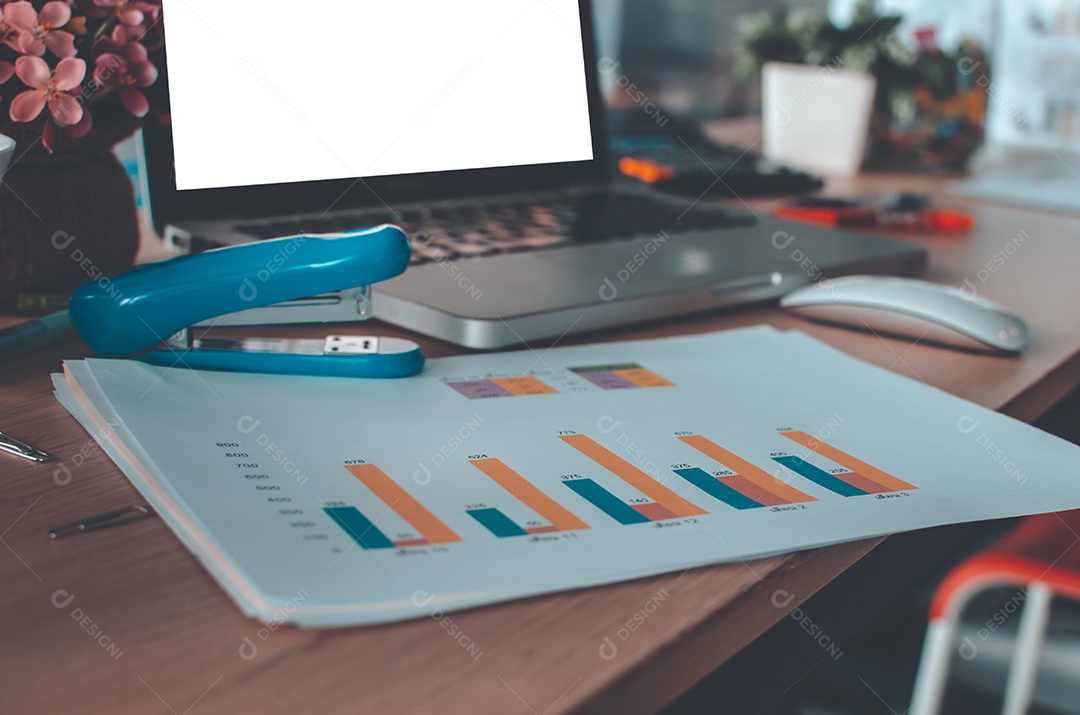 Mesa de mesa com gráfico ou gráfico de análise de papelada, caneta e calculadora.