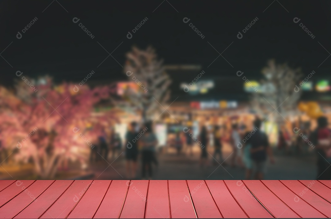 Mesa superior de madeira e festival de comida turva abstrata turva turistas a pé à noite. Pode ser usado para exibir ou montar seus produtos.