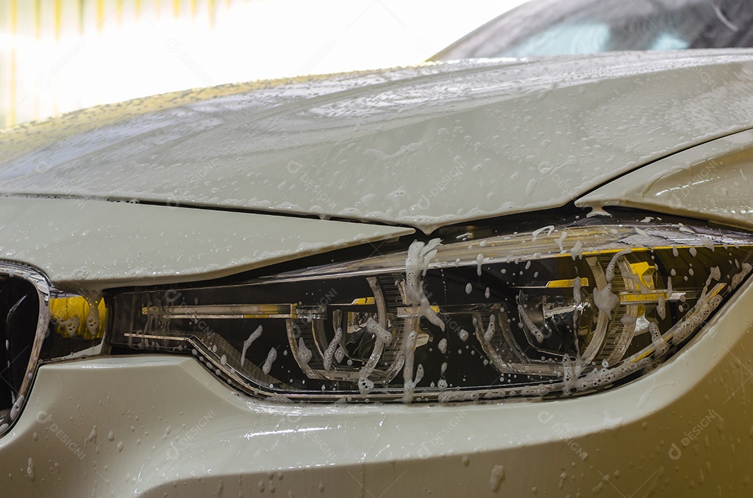 Lavagem de carro com espuma na lavagem de carro