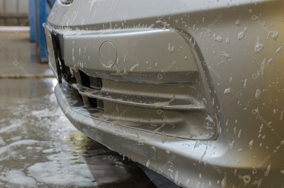 Lavagem de carro com espuma na lavagem de carro