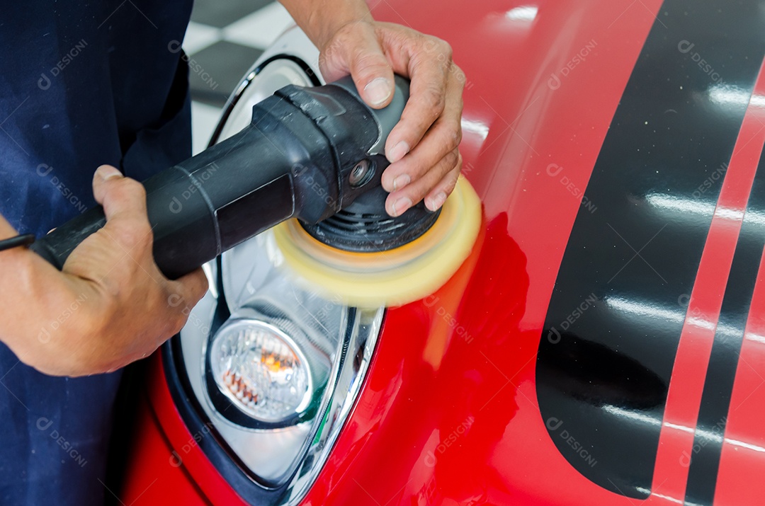 Os homens mecânicos estão polindo o reparo de arranhões de carros.