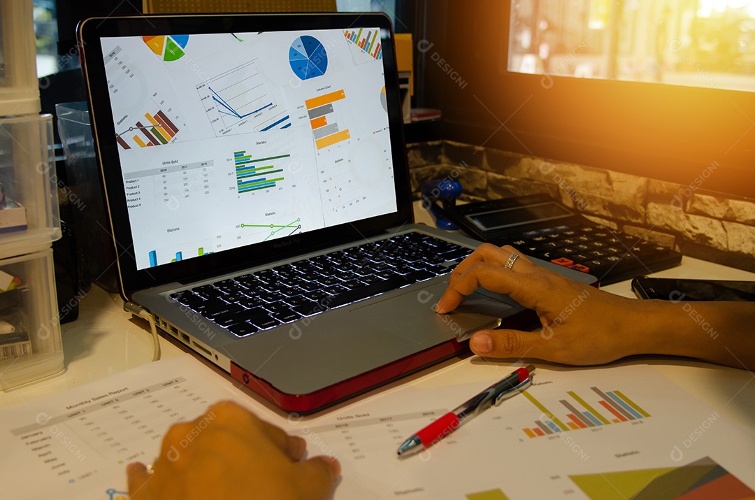 Informações de estatísticas financeiras de gráfico de negócios com computador portátil.