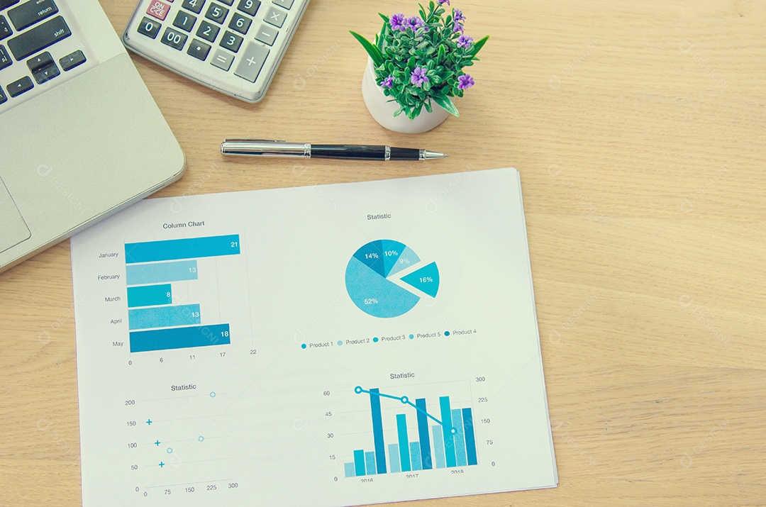 Laptop e vista superior do gráfico, gráficos, diagramas na mesa.