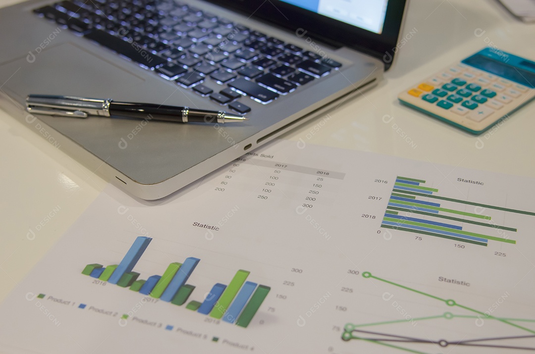 Gráficos de negócios e gráfico com laptop em uma mesa.