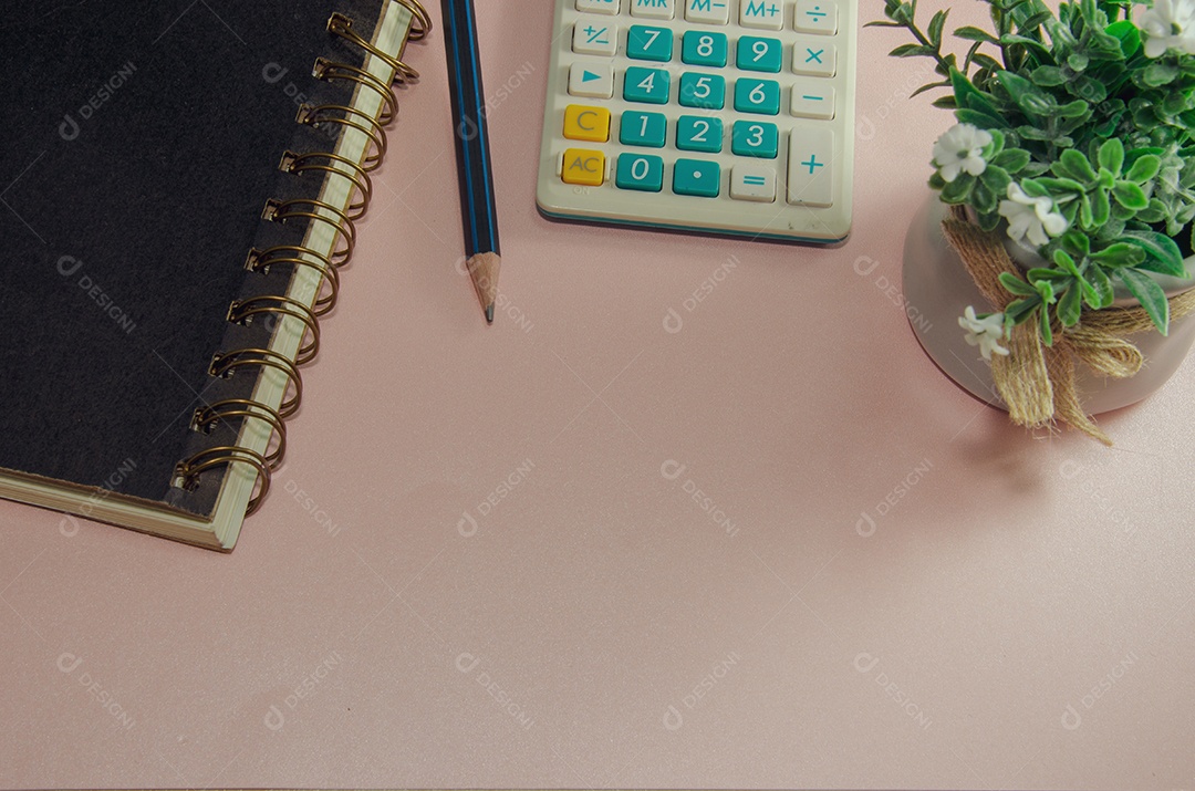 Livro e lápis e calculadora em fundo rosa. espaço de cópia