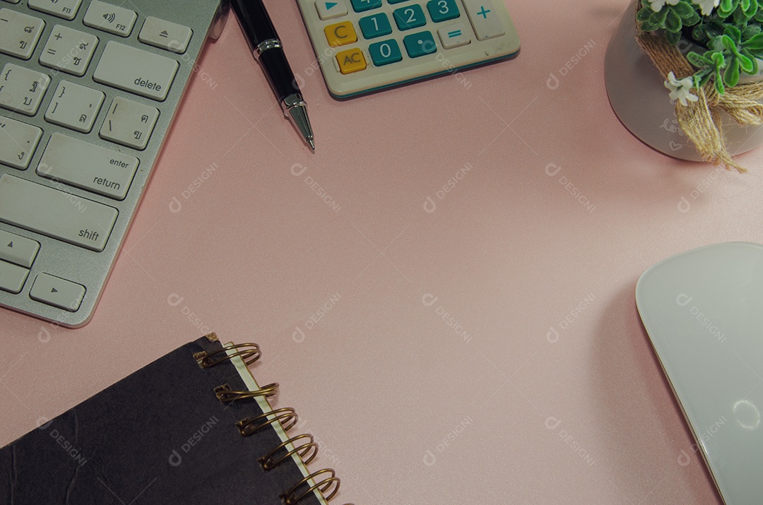 Livro e lápis e calculadora em fundo rosa. espaço de cópia