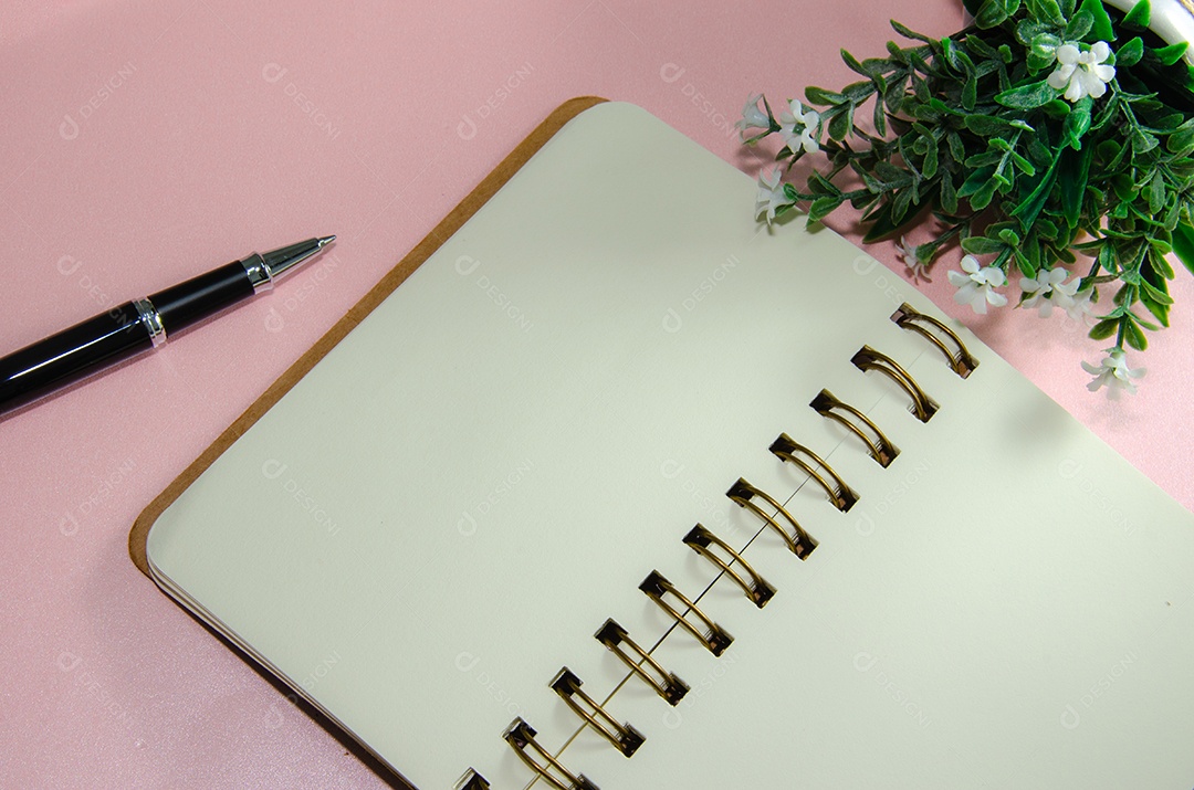 Livro e caneta em fundo rosa. espaço de cópia