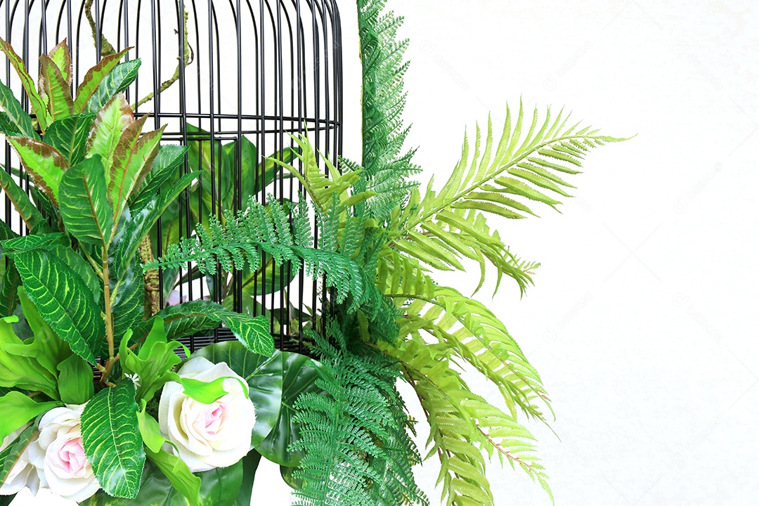 Flor colorida e folhas verdes em decoração de suspensão de gaiola