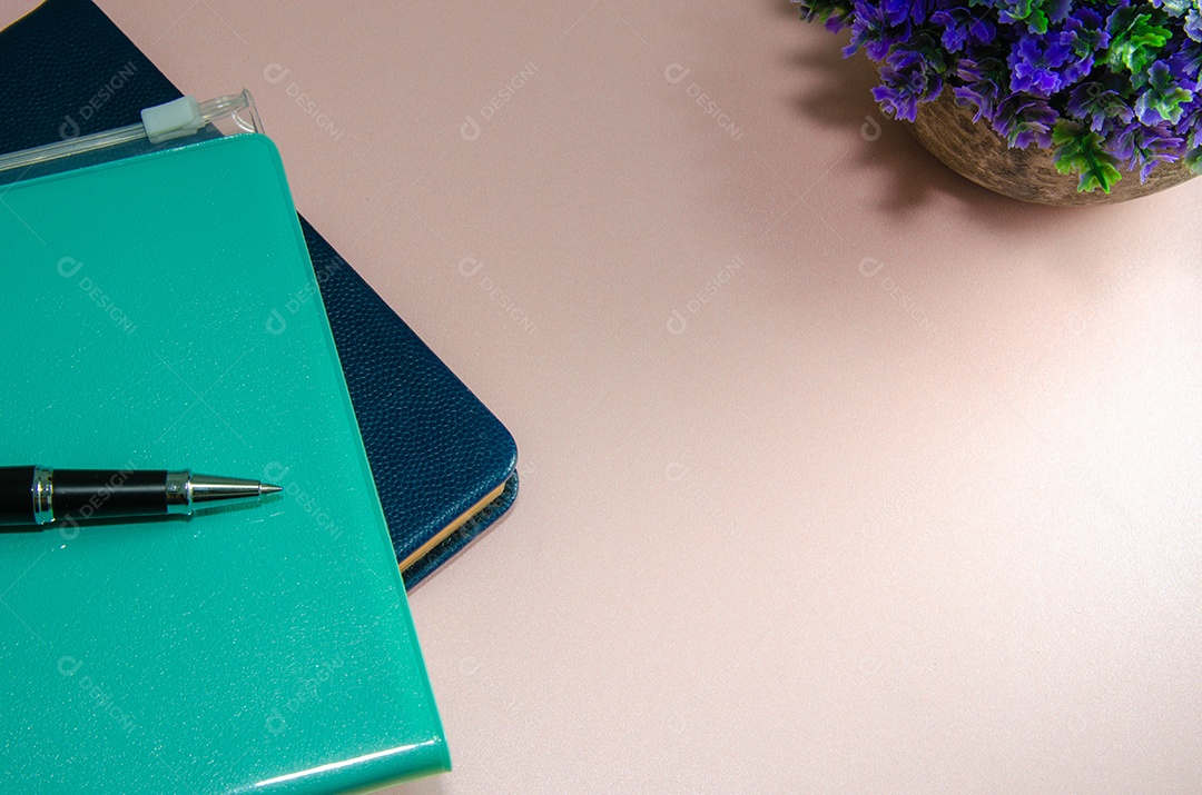 Livro e caneta em fundo rosa. espaço de cópia