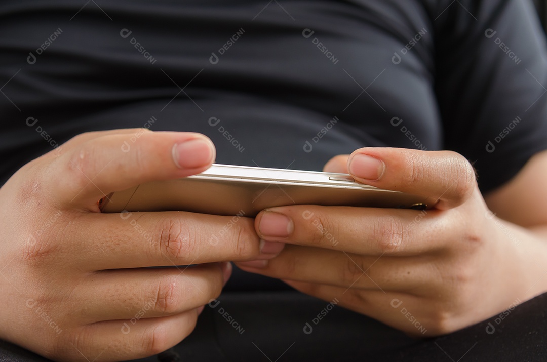 Homens sentados Smartphone inteligente.