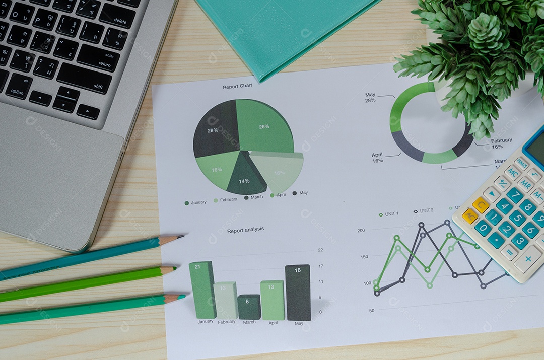 Pesquisa de gráfico de negócios e lápis com computador portátil na mesa.