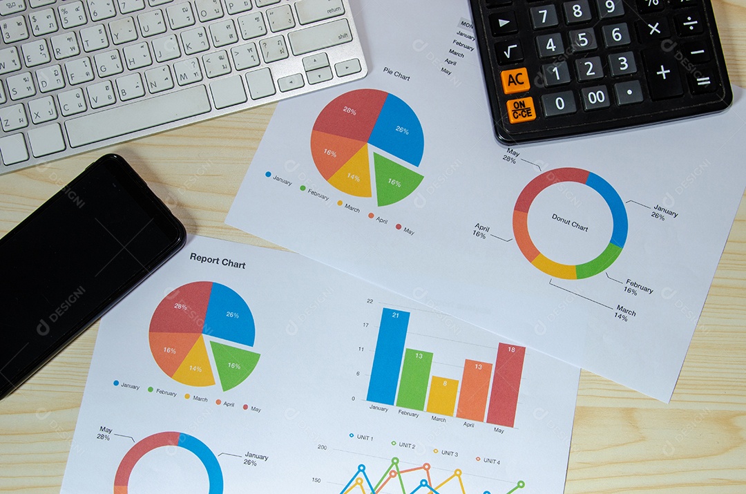 Documentos de negócios Análise de gráficos financeiros e teclado com telefone inteligente na mesa.