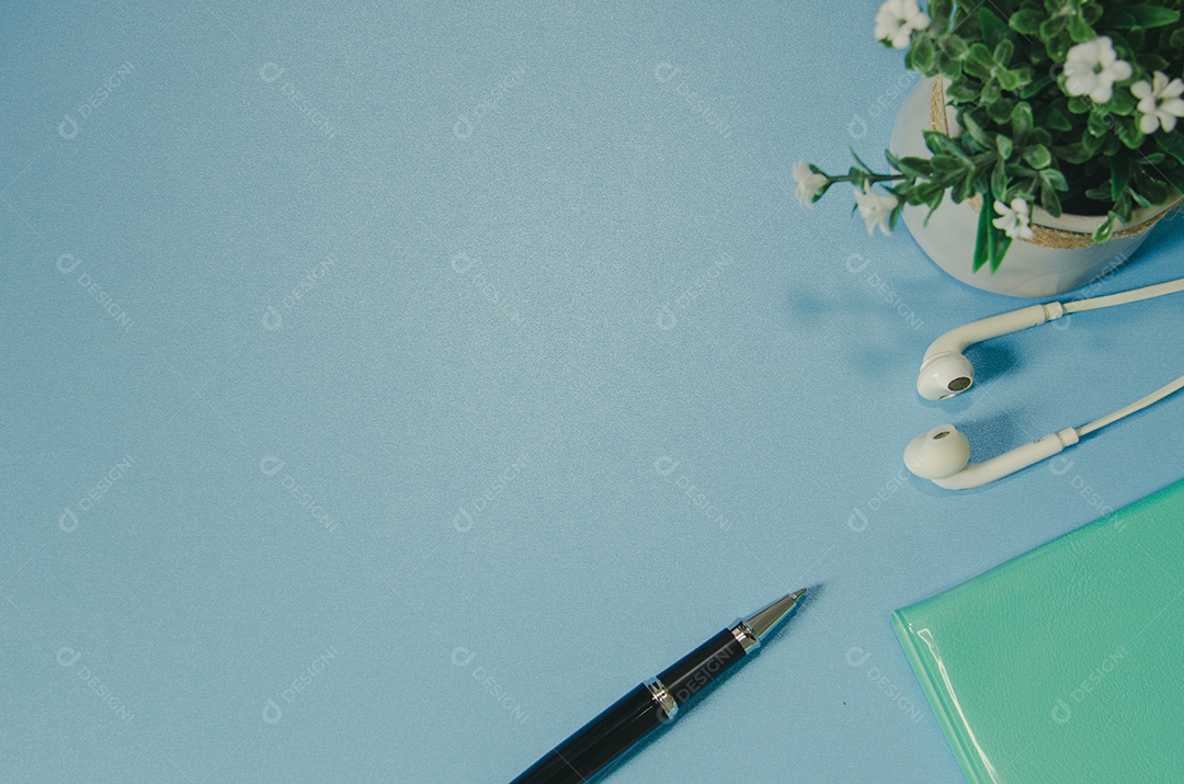 Livro e caneta sobre fundo azul. copie o tom vintage do espaço