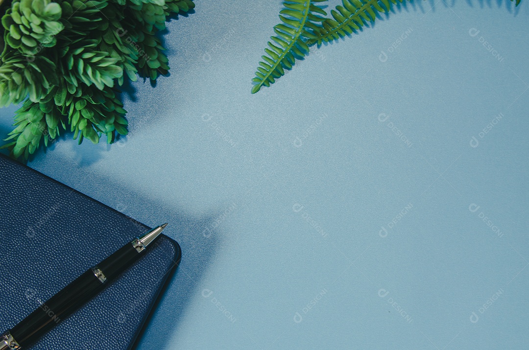 Livro e caneta sobre fundo azul. copie o tom vintage do espaço