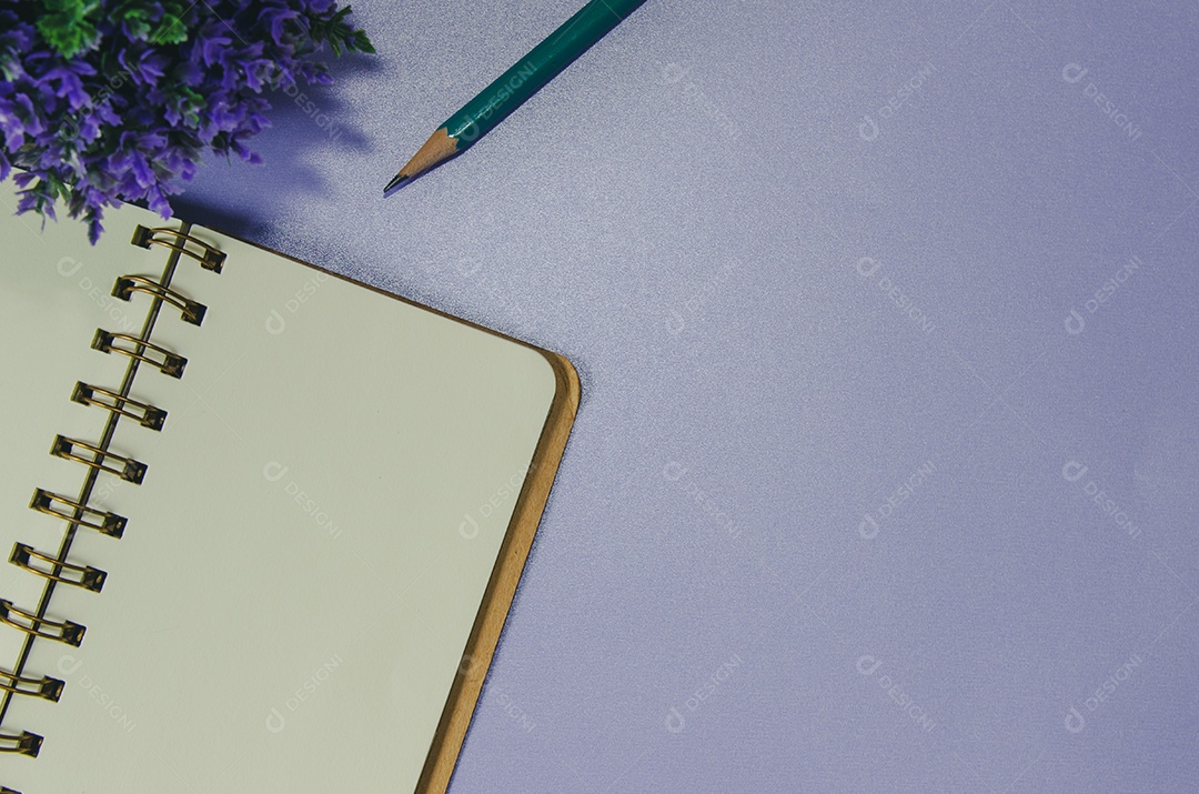 Livro e caneta sobre fundo roxo. copie o tom vintage do espaço