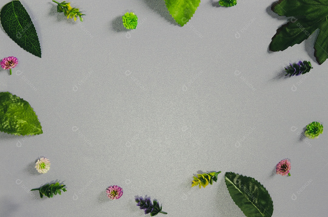 Folhas verdes em um fundo branco. Espaço de cópia de tom vintage.