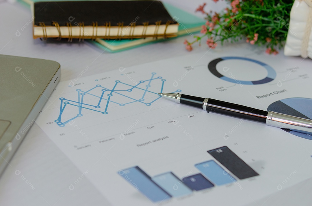 Pesquisa de gráfico de negócios e caneta com computador portátil na mesa.
