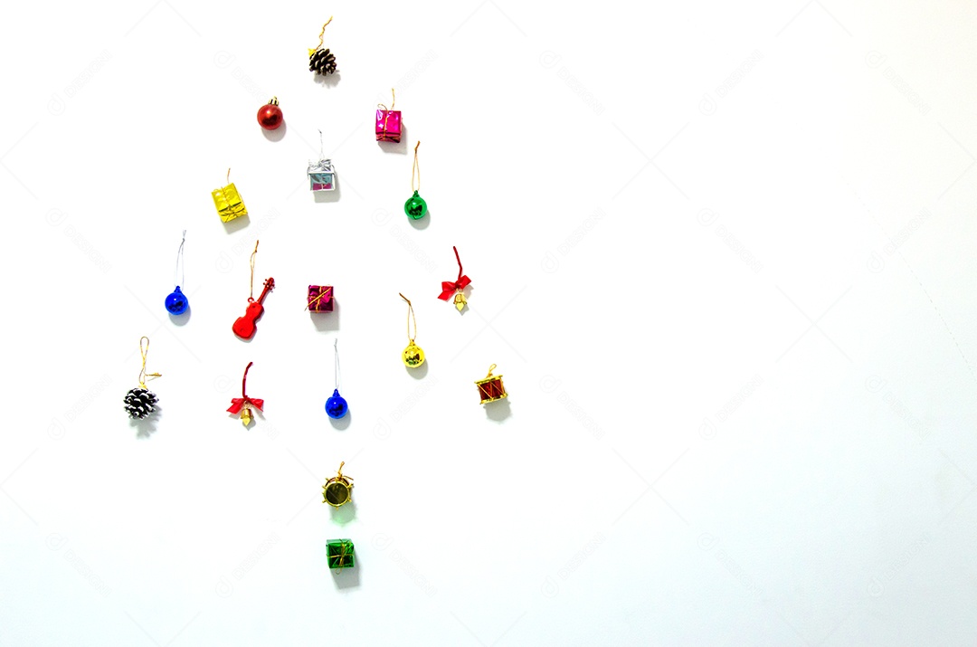 árvore de Natal decorada em fundo branco.