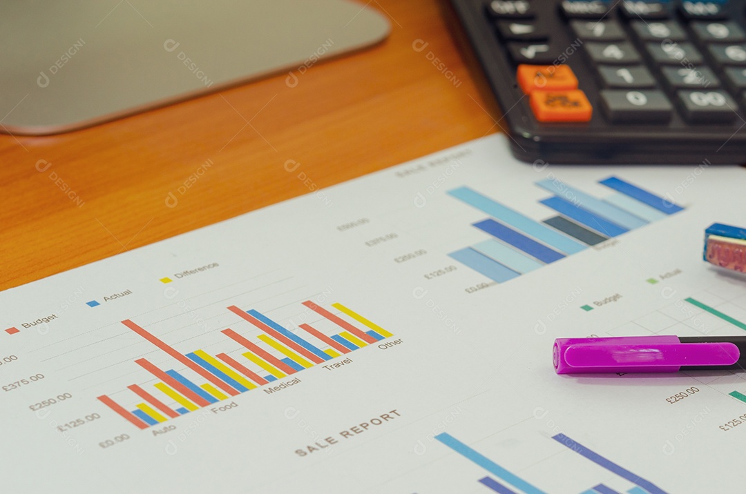 Papel milimetrado e uma calculadora na mesa.