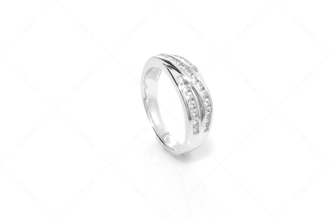 Anel de diamante de moda feminina no fundo branco.
