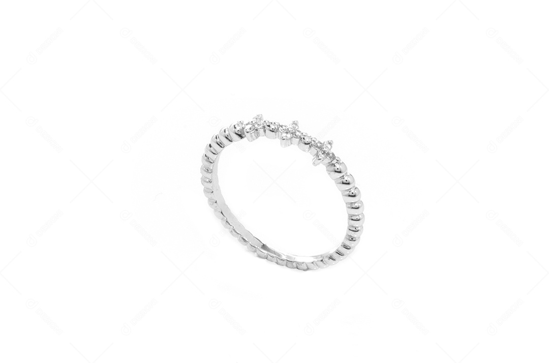 Anel de diamante de moda feminina no fundo branco.