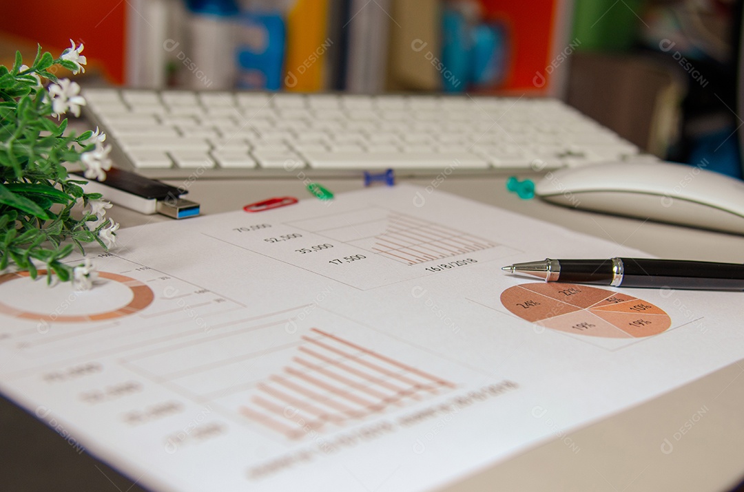 Finanças empresariais, contabilidade, estatística e conceito de pesquisa analítica na mesa.