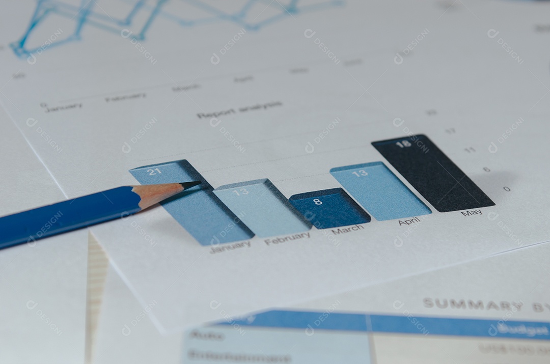 Finanças empresariais, contabilidade, estatística e conceito de pesquisa analítica na mesa.