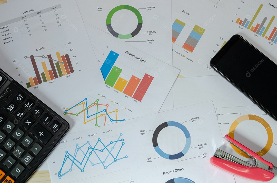 Finanças empresariais, contabilidade, estatística e conceito de pesquisa analítica na mesa.