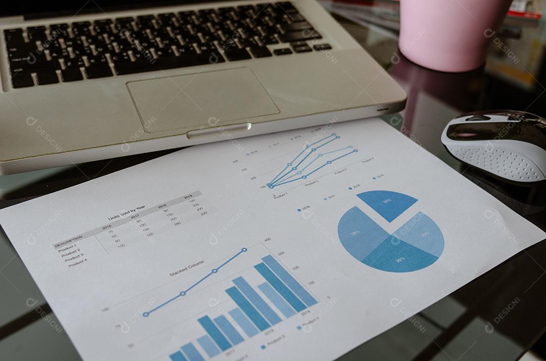 laptop com gráficos e gráficos financeiros.