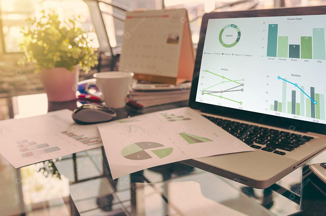laptop com gráficos e gráficos financeiros.