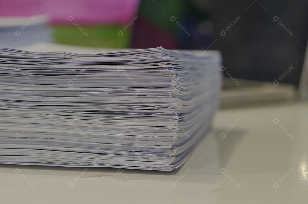 Pilha de relatórios de documentos em uma mesa