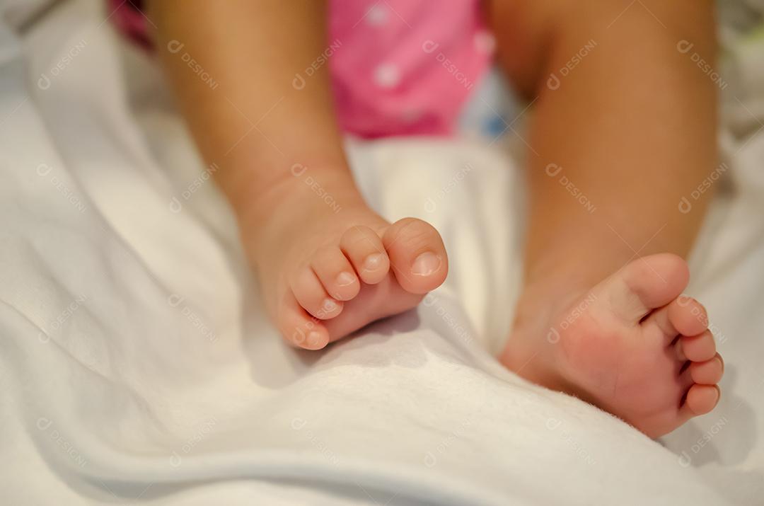 feche os pés do bebê recém-nascido.