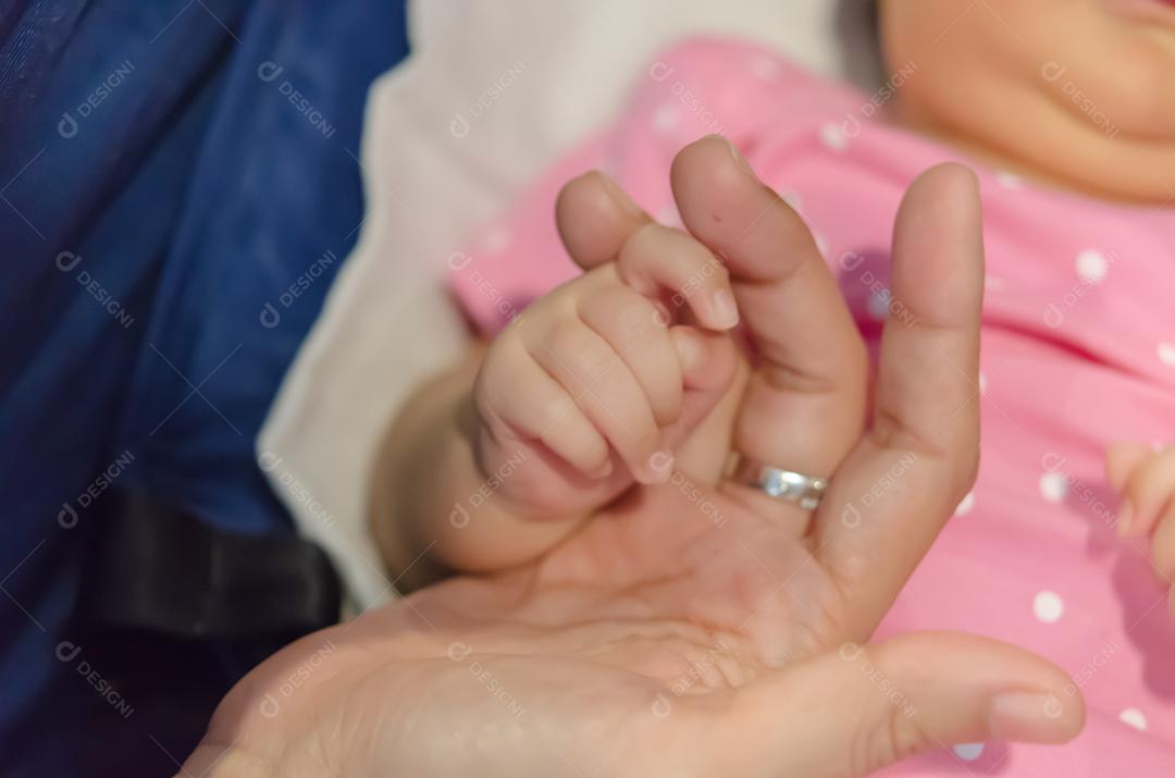 closeup mãos de mãe e bebê