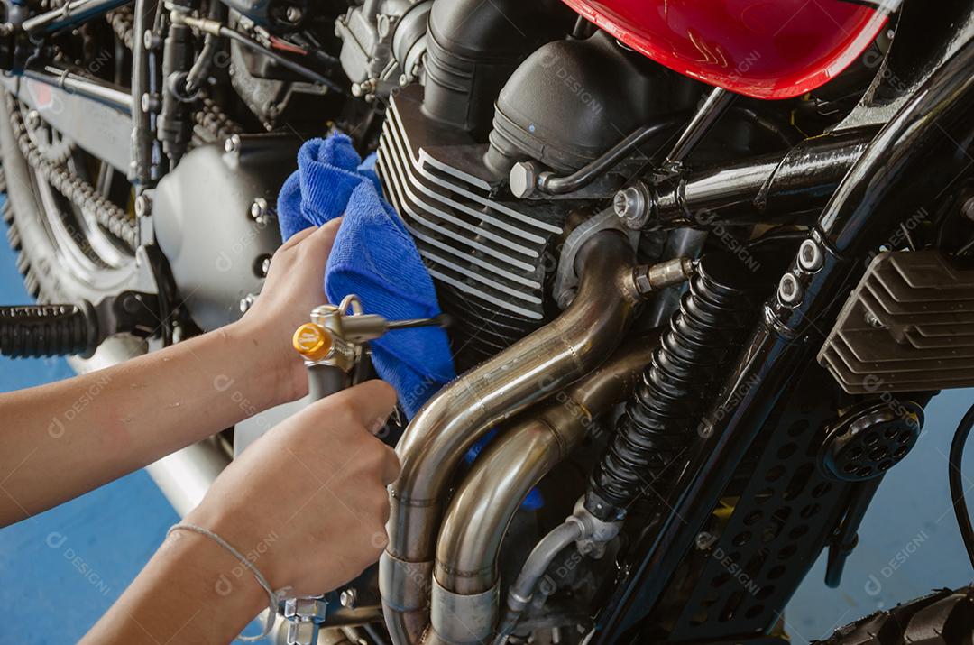 Limpeza com o vento soprando para secar, depois limpe com uma motocicleta de pano de microfibra.
