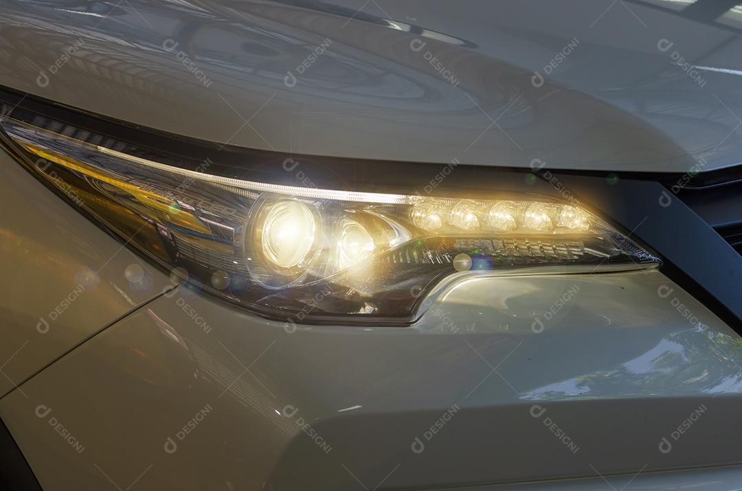 Detalhes exteriores do carro moderno Farol de um carro desportivo moderno