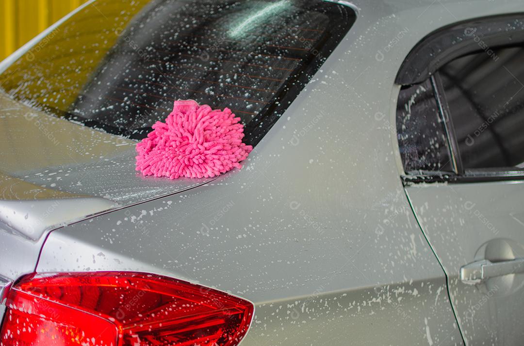 Lavando o carro com sabão de espuma no cárcere.