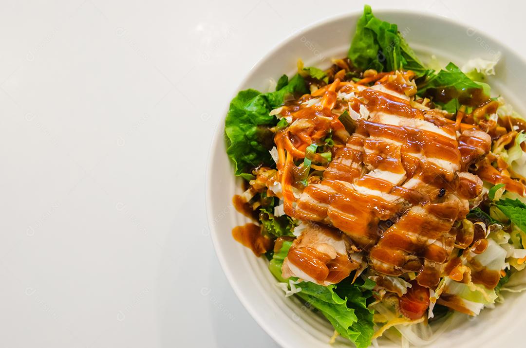 Legumes de salada de frango de comida saudável na mesa e espaço de cópia em branco.