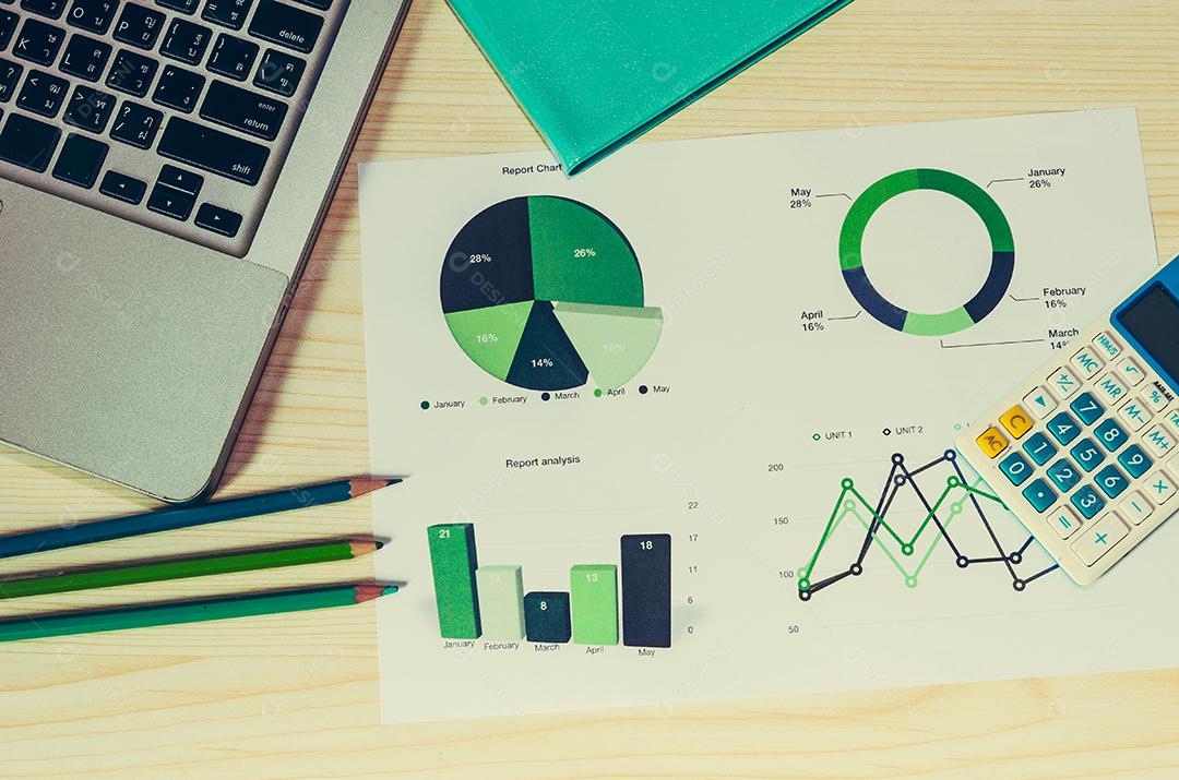 gráficos e gráfico com computador e mouse na mesa.