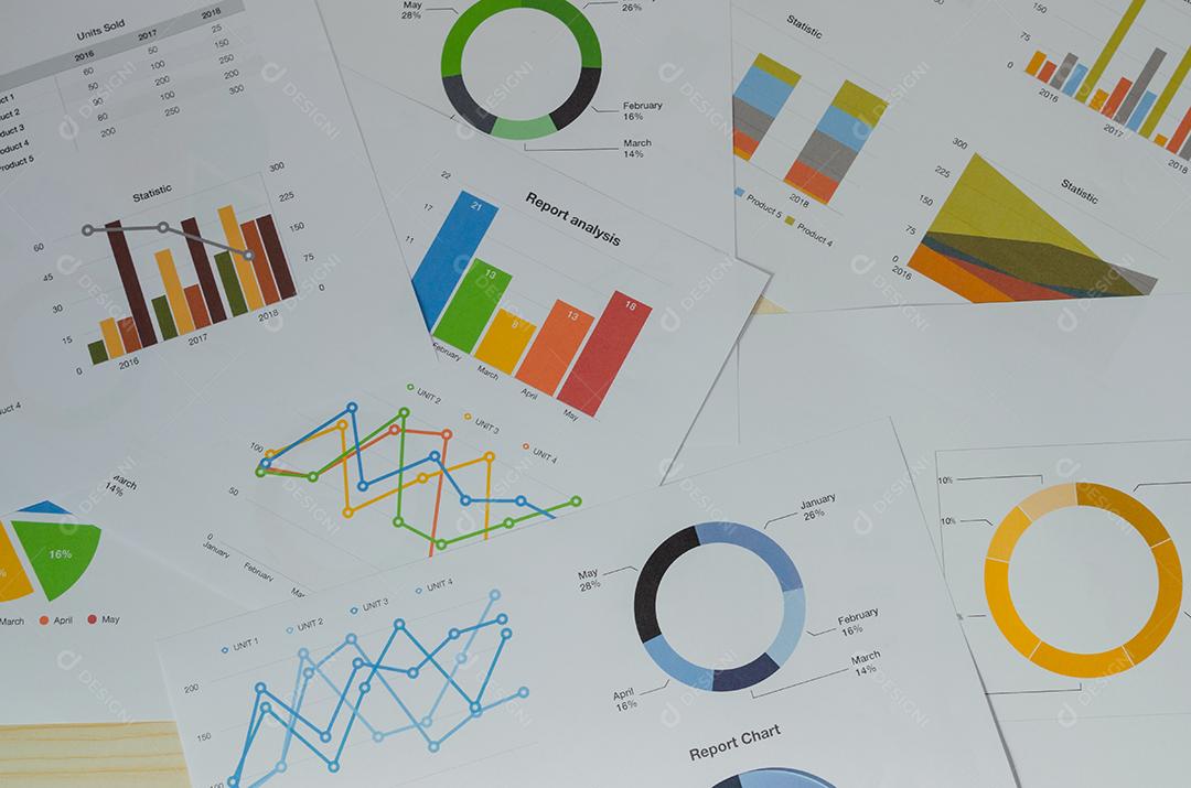 gráficos e gráfico com computador e mouse na mesa.