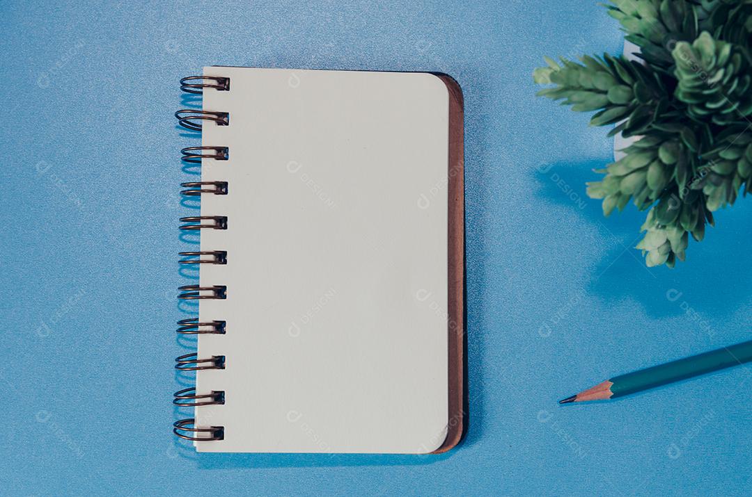 Caderno e lápis em branco