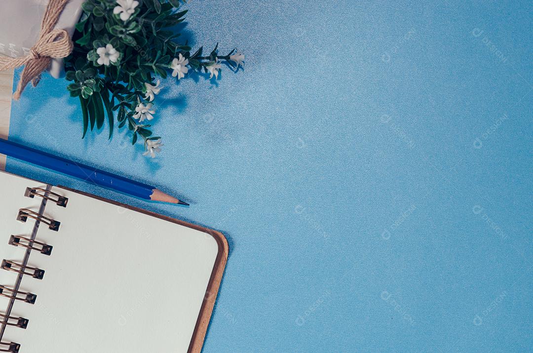 Caderno e lápis em branco