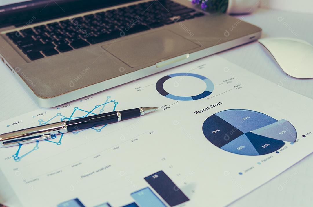 Laptop com tabelas e gráficos