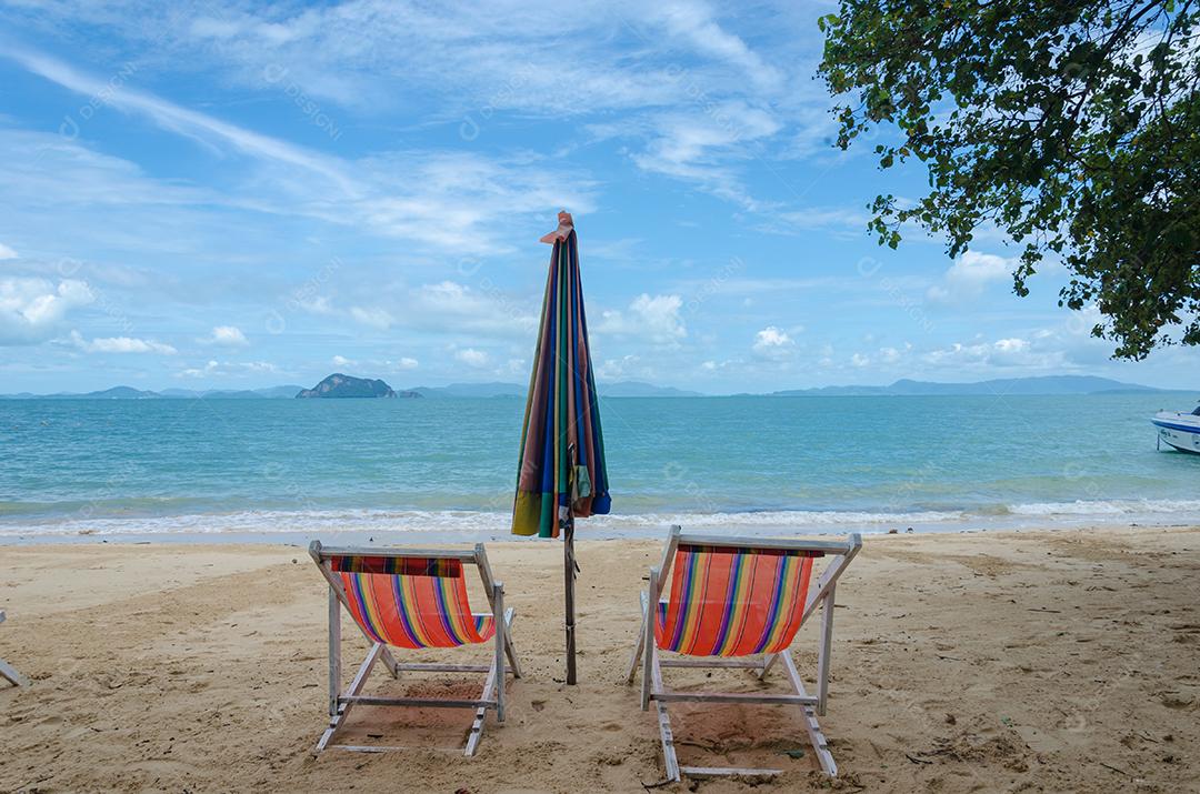 Cadeiras de praia e guarda-sóis nas férias de verão na ilha do sol.