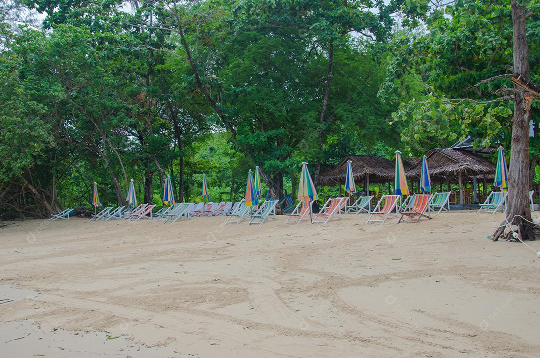 Cadeiras de praia e guarda-sóis nas férias de verão na ilha do sol.