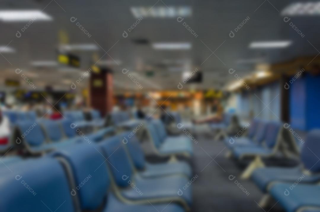 Os passageiros da cadeira da zona do borrão esperam no avião no aeroporto.