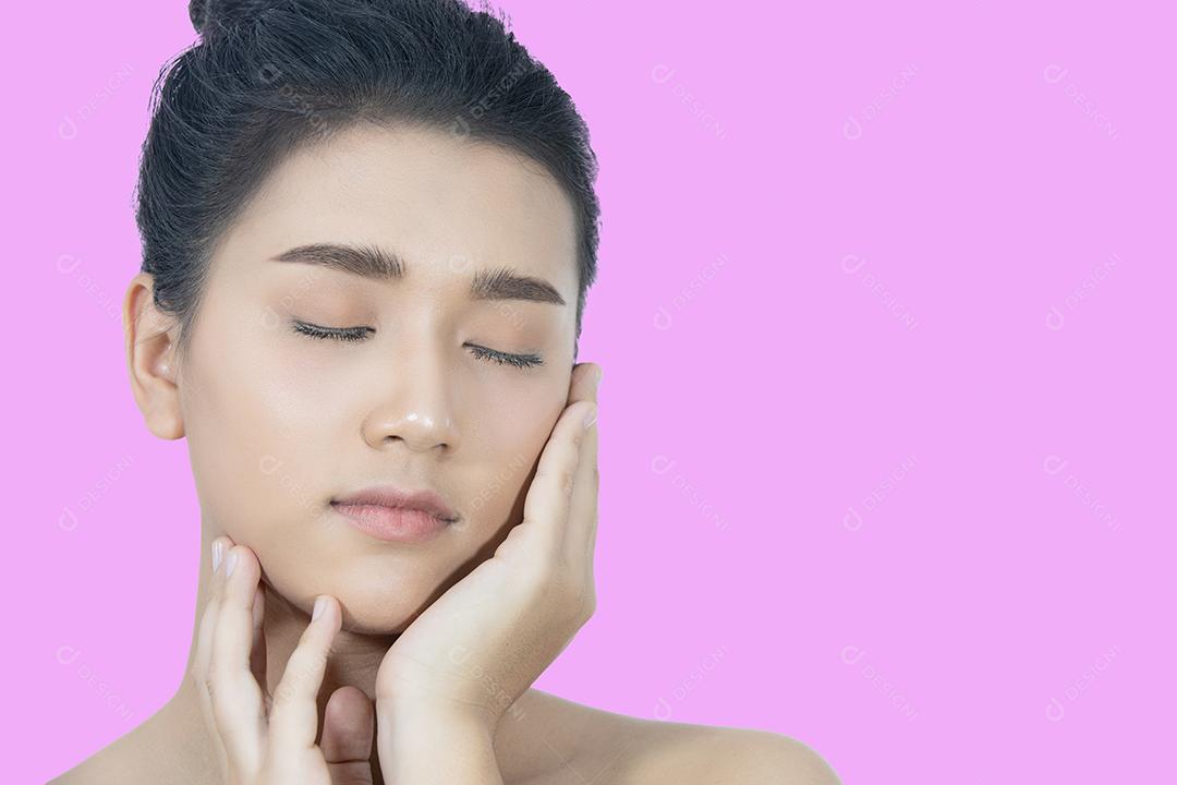 Uma linda mulher asiática usando um produto de cuidados com a pele, hidratante ou loção cuidando de sua pele seca. Creme hidratante nas mãos femininas.