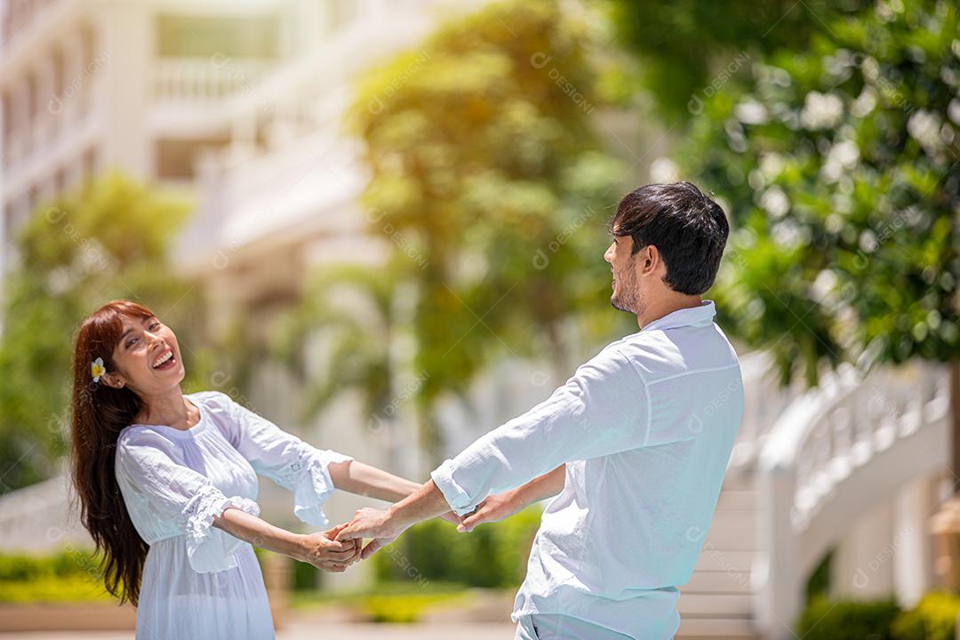 Feliz amante de casais românticos conversando e bebendo vinho enquanto faz um piquenique