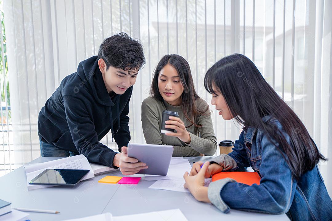 Alunos do Grupo Sorriam e se divertem usando o tablet Também ajuda a compartilhar ideias no trabalho e no projeto. E também revisar o livro antes do exame