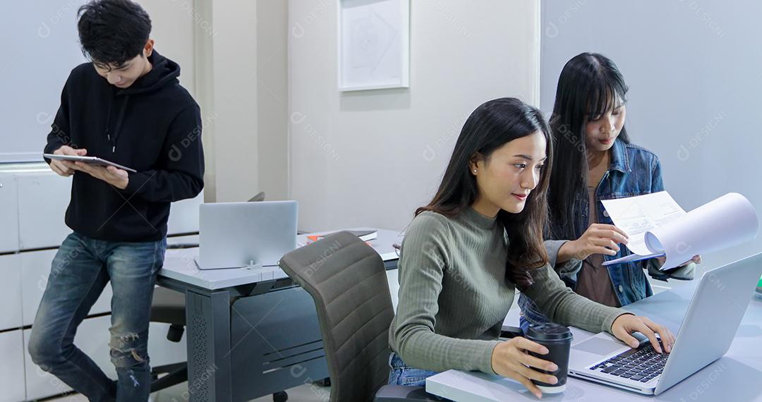 Alunos do Grupo Sorriam e se divertem usando o tablet Também ajuda a compartilhar ideias no trabalho e no projeto. E também revisar o livro antes do exame